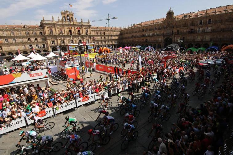 Salida de la Vuelta Ciclista a España desde la Plaza Mayor de Salamanca.