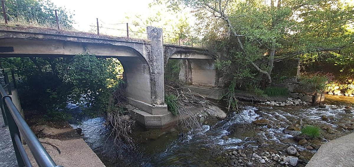 Parte del colector de aguas residuales en el río Cuerpo de Hombre.