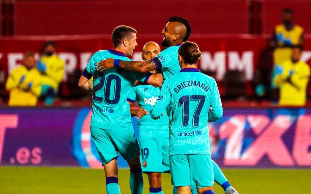 Lenglet y Vidal se abrazan tras anotar el primer gol del Barcelona.