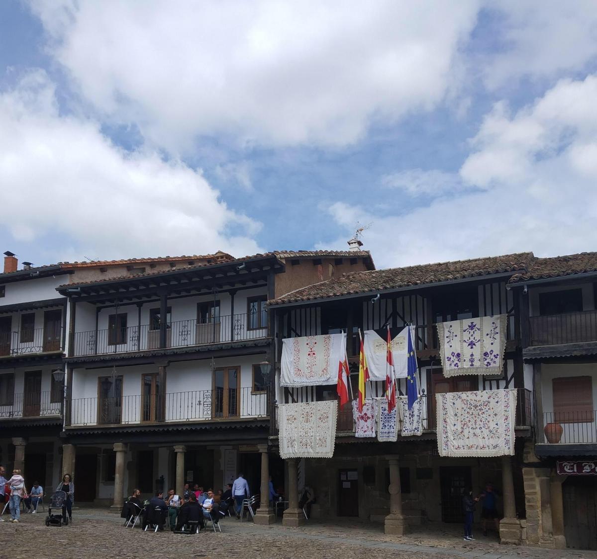 Balcones engalanados por el Corpus en La Alberca. | CASAMAR