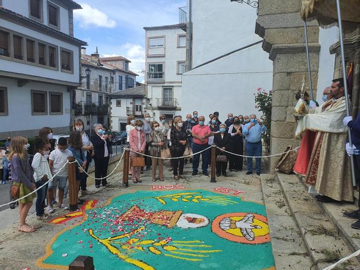 El Santísimo ante uno de las alfombras de sal de Béjar.