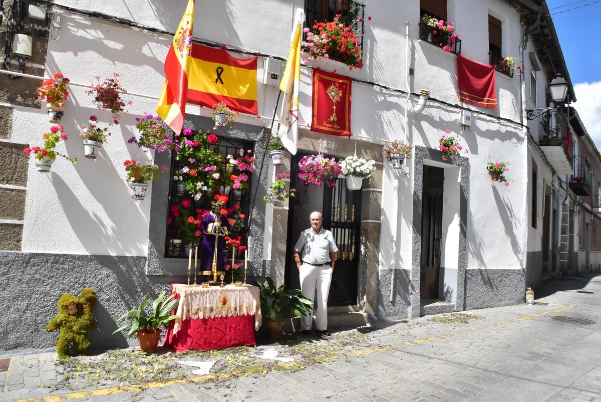 Una de las fachadas engaladanadas de Béjar, con un Hombre de Musgo en miniatura. | TEL