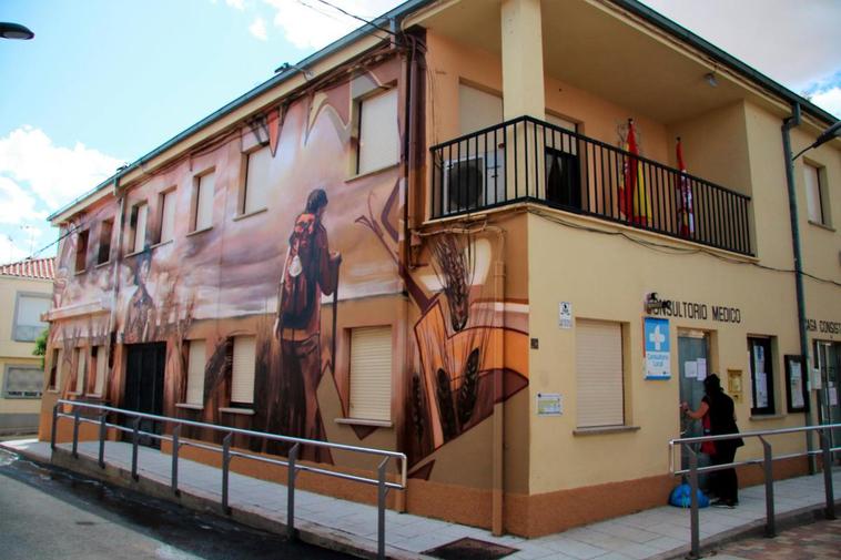 La Casa Consistorial ha sido la última en decorarse con los peregrinos del Camino de Santiago.