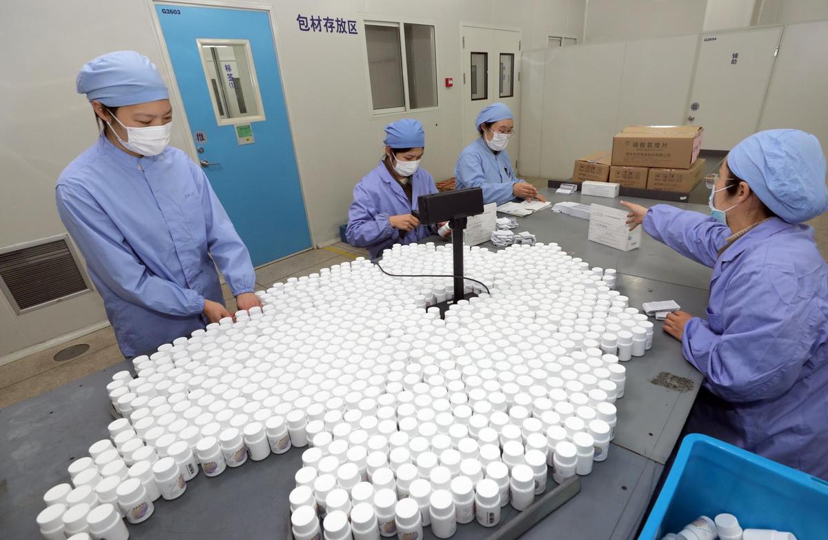 Trabajadoras chinas en una fábrica de medicamentos.