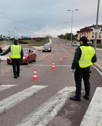 Agentes del Puesto de Santa Marta durante un control.