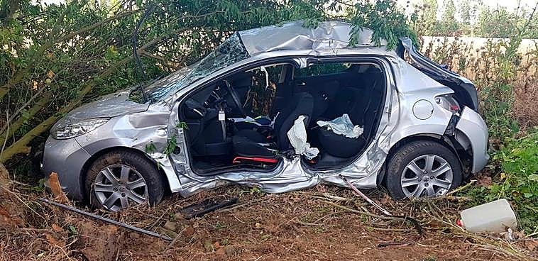 El vehículo en el que viajaba el hombre herido.