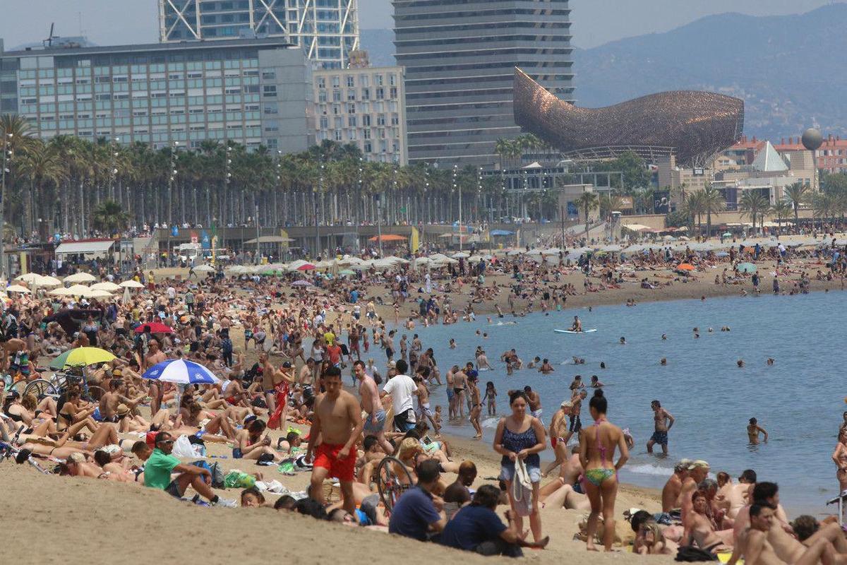 Playa de Barcelona llena.