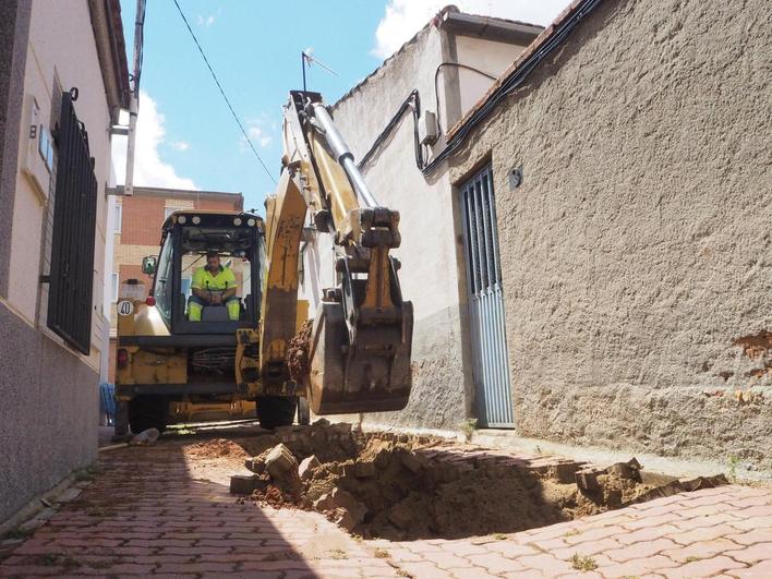 Una máquina trabajando en el lugar del reventón de este miércoles en la calle Santa Inés.