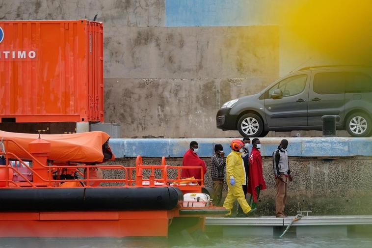 Inmigrantes recién llegados a Fuerteventura este pasado domingo.