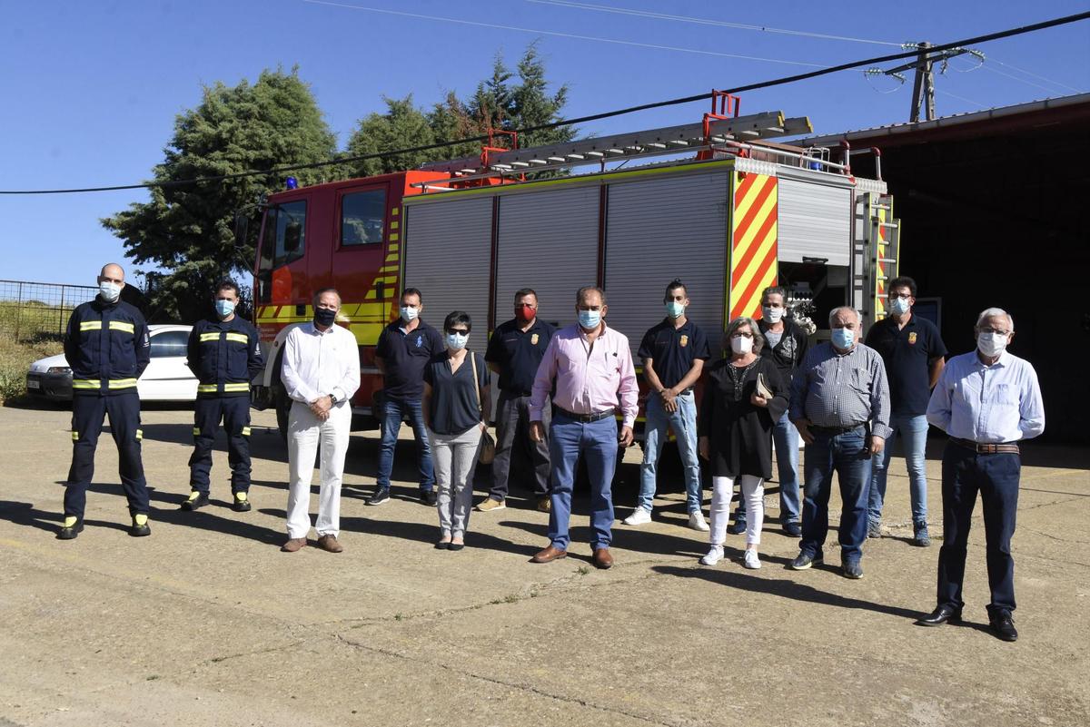 Diputación, Ayuntamiento y bomberos voluntarios con el nuevo camión del parque de Fuenteguinaldo.