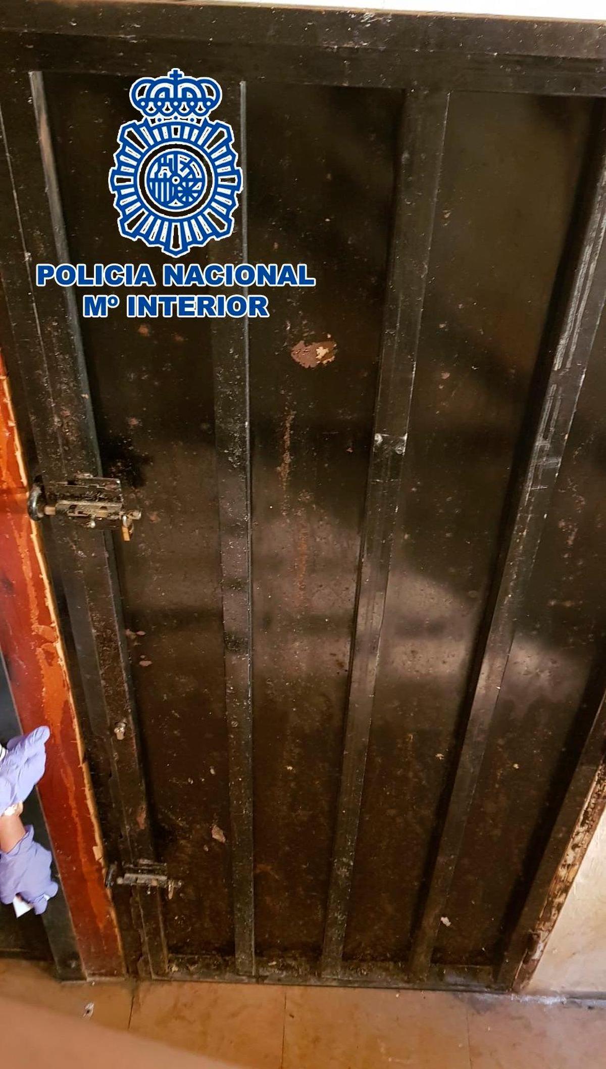 Puerta del cuarto donde el detenido tuvo encerrada a la mujer.