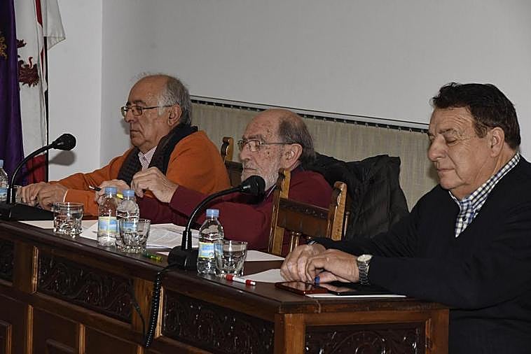 El edil socialista Javier Muñiz, en el centro, en el último pleno extrarodinario de Vitigudino en febrero.