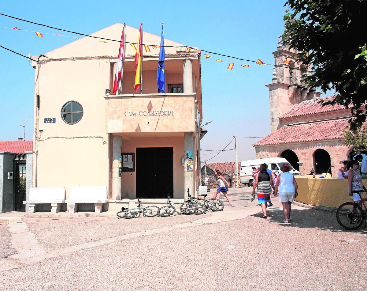 Vecinos en la plaza de la localidad de Almenara de Tormes.