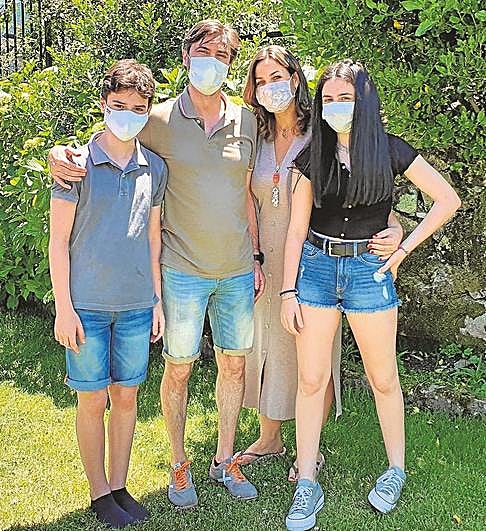 Nacho y Olga (centro) con sus hijos Nacho y Paula, ya en Candelario.