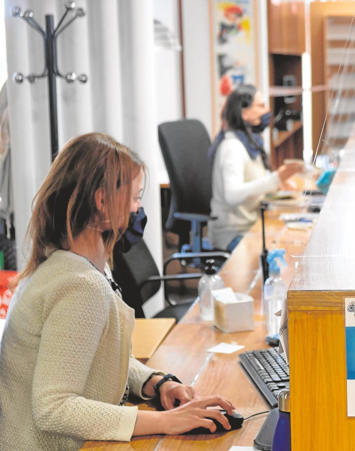 Trabajadores de la biblioteca municipal Torrente Ballester.