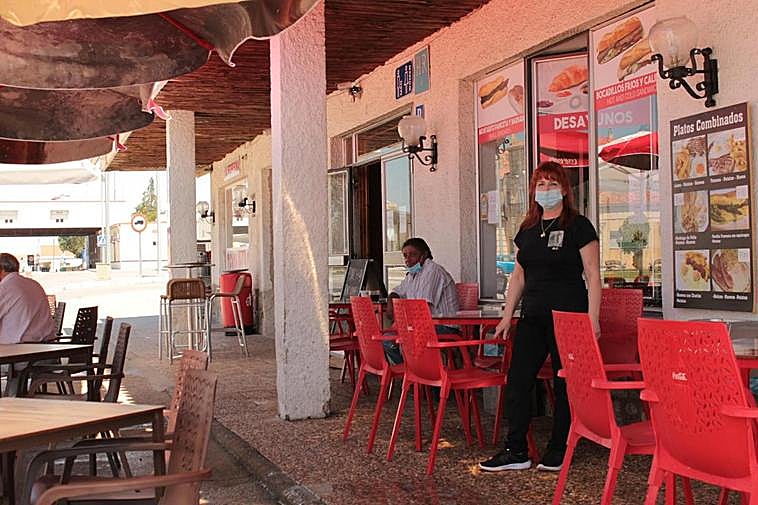 María del Carmen Gutiérrez posa junto a su cafetería, muy próxima a la frontera.