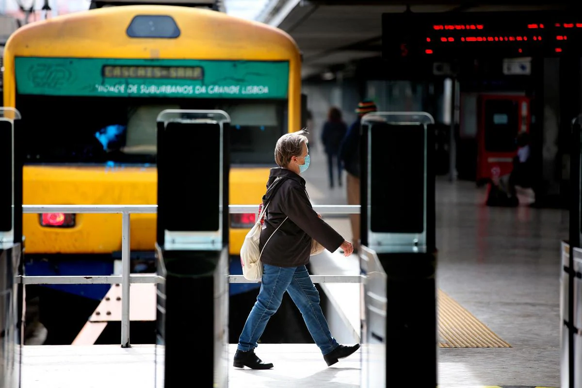 Un ciudadano con mascarilla en una estación lisboeta.