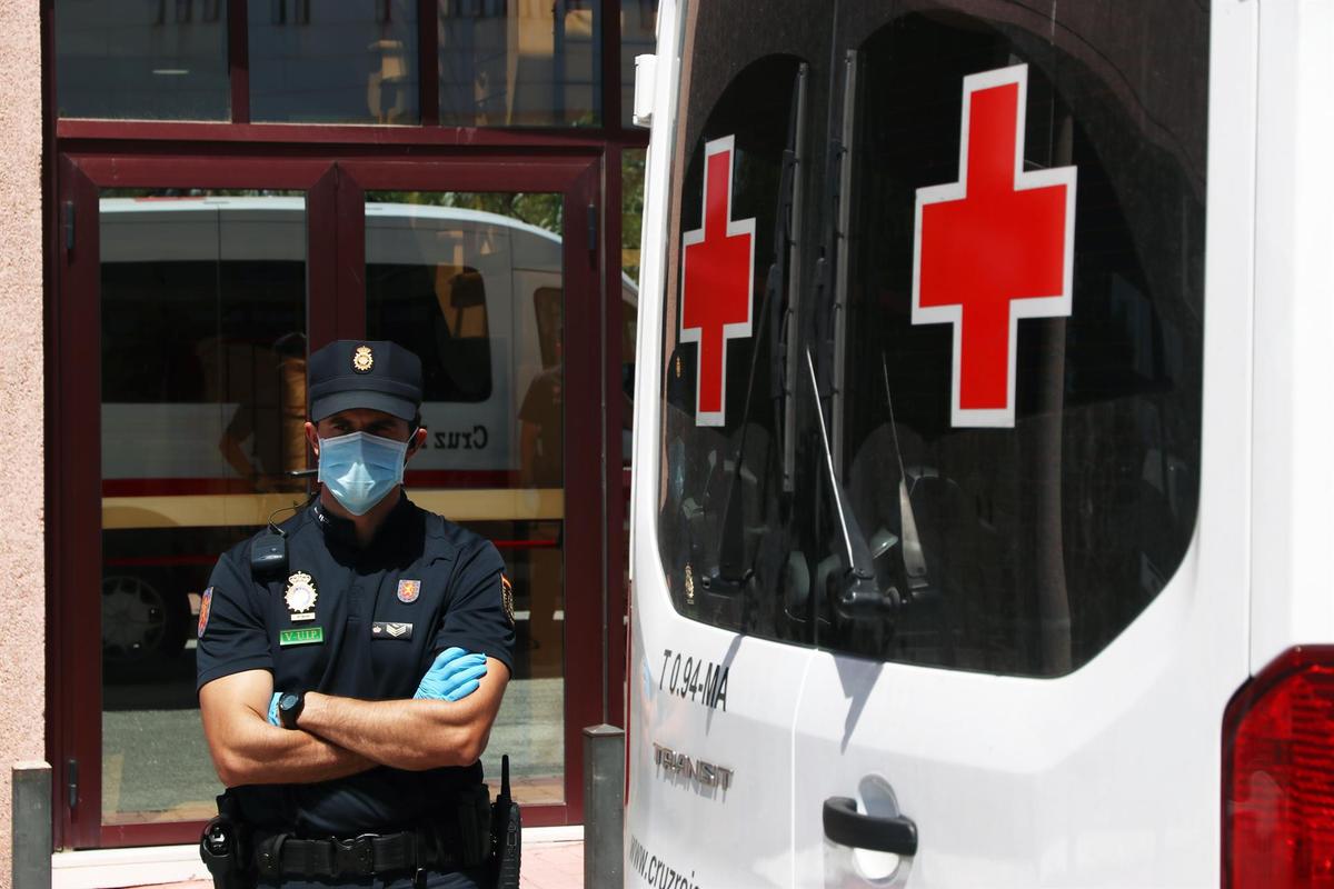 Un Policía Nacional a las puertas del Hospital.