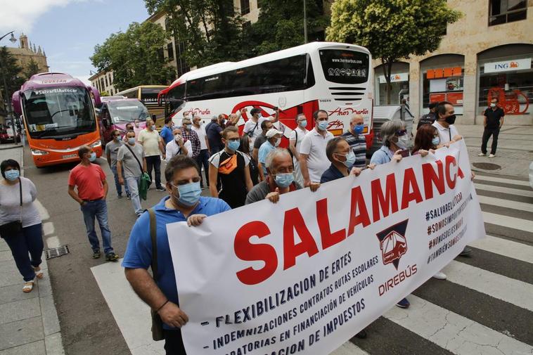 El centro de Salamanca, colapsado por las protestas de dos decenas de autobuses