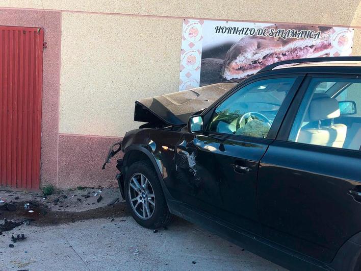 Un choque entre tres vehículos en Villarmayor acaba con uno empotrado contra una panadería