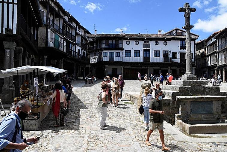 Animación turística este sábado en la Plaza Mayor de La Alberca.