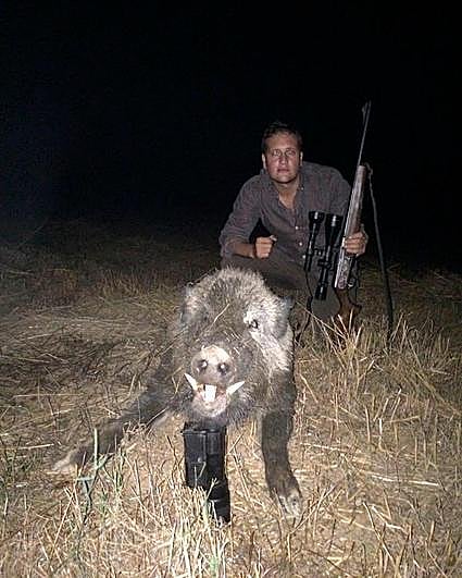 El autor del artículo con un bonito jabalí abatido en una espera de verano