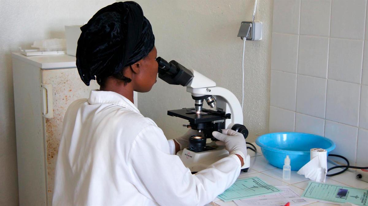 Una investigadora en el laboratorio del Hospital Monavebe