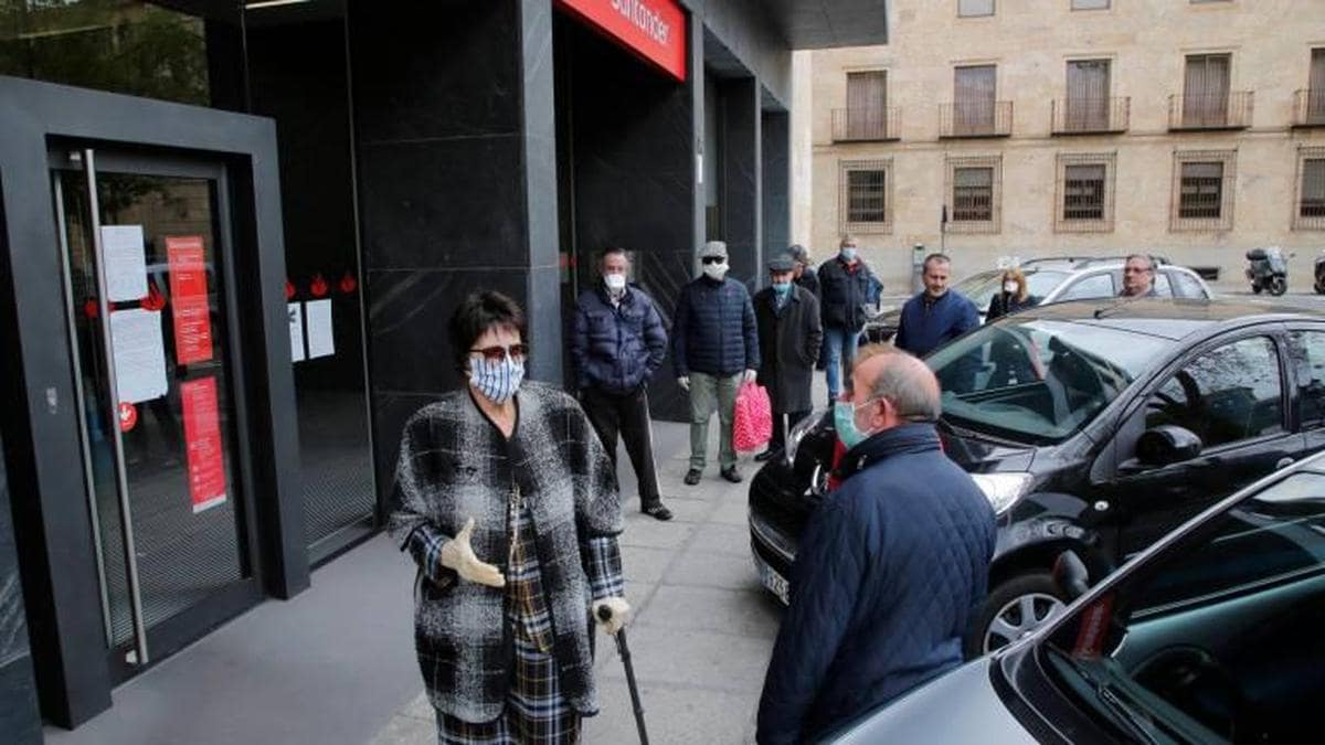 Pensionistas haciendo cola a las puertas de una entidad bancaria de la plaza de los Bandos.