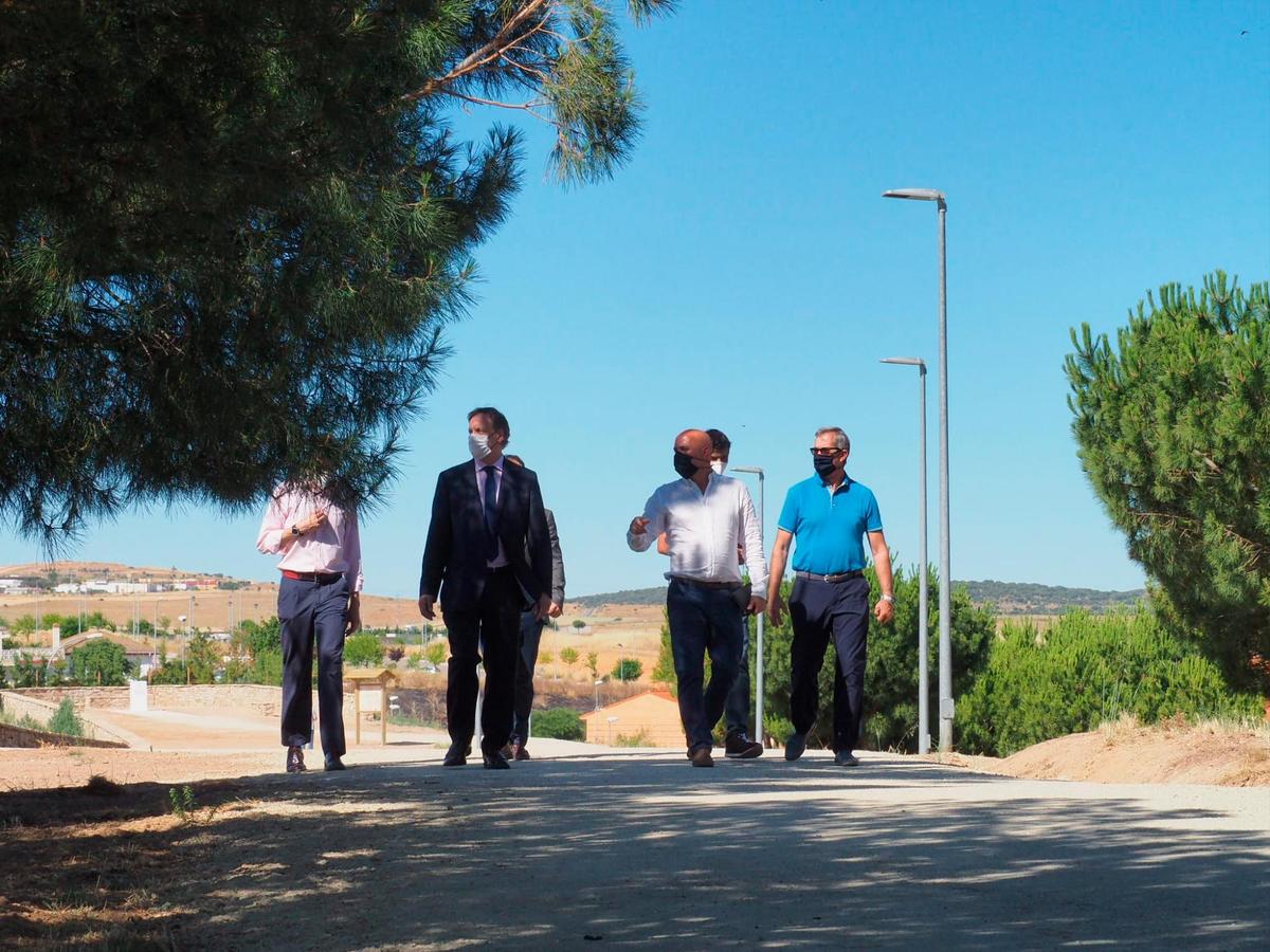 El alcalde de Salamanca, segundo por la izquierda, en su visita al parque de Chamberí