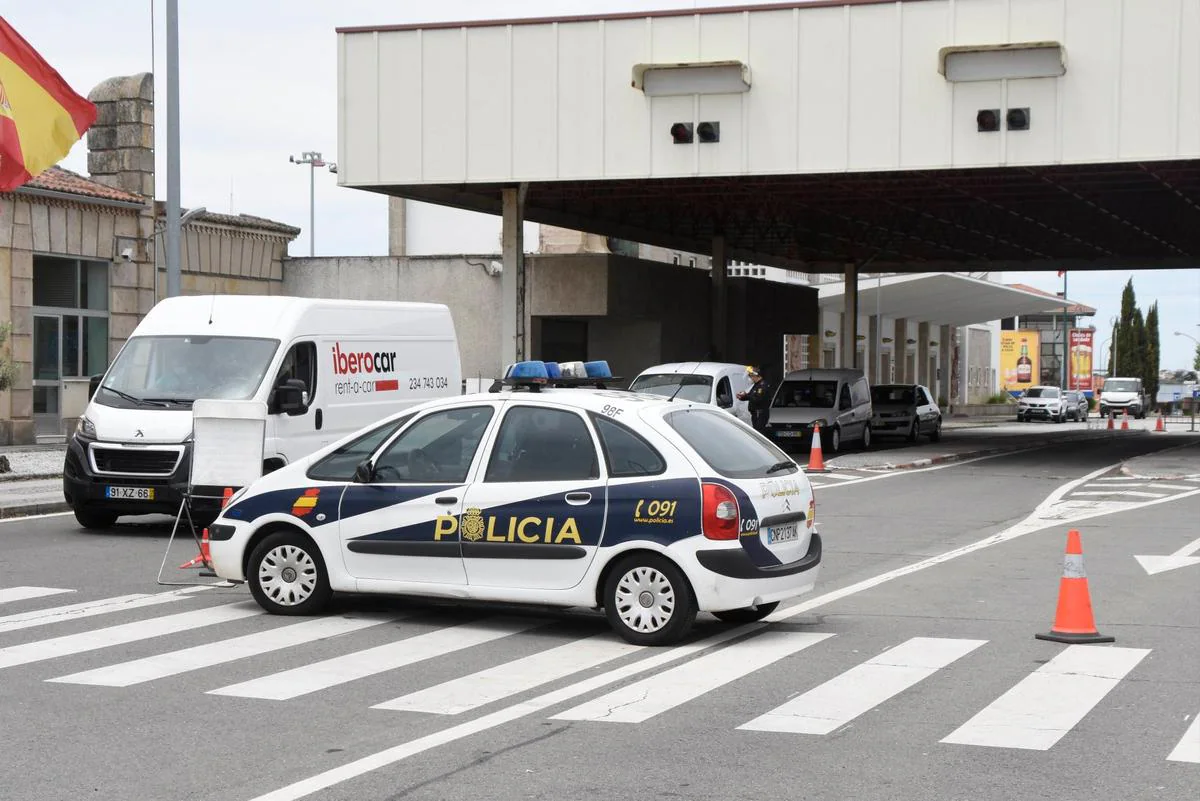 Patrulla de la Policía Nacional en la frontera de Fuentes de Oñoro.