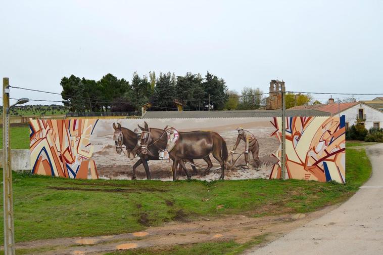 El primer mural que se estrenó en Tirados de la Vega recibe al visitante a la entrada del casco urbano bajo el título “Arado con mulas”.
