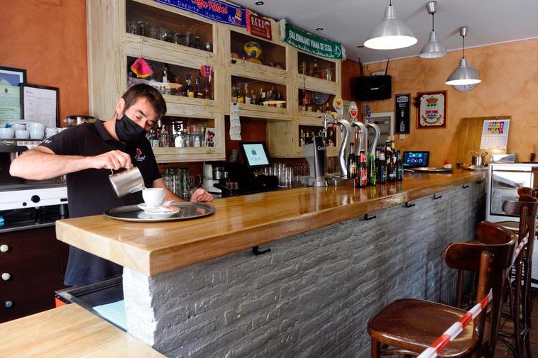 Un camarero sirve un café en un bar salmantino.