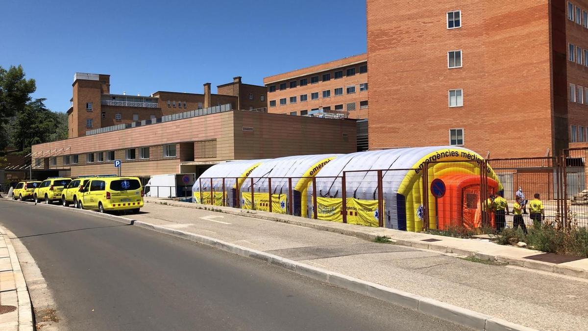 Salud monta un área sanitaria móvil junto al Hospital Arnau de Vilanova de Lleida.