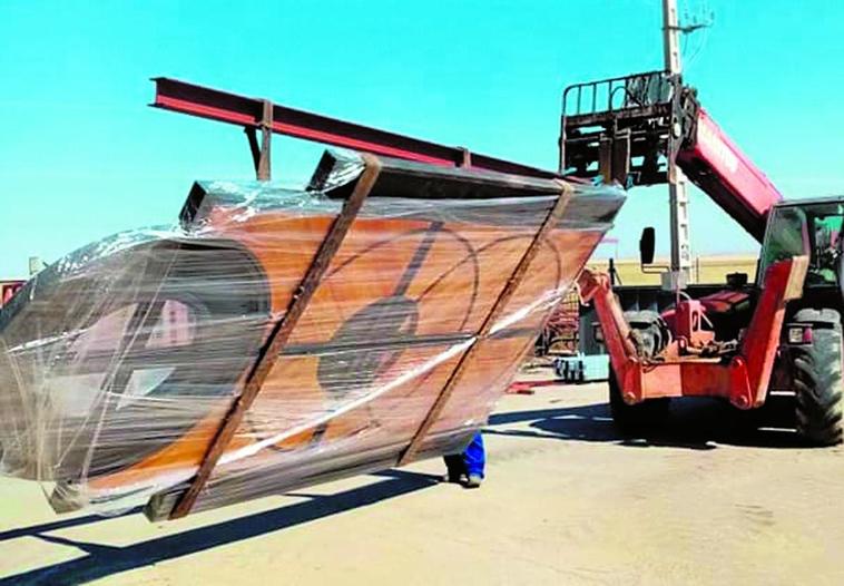 Carga de una de las puertas realizadas en Cantaracillo para el templo haitiano.