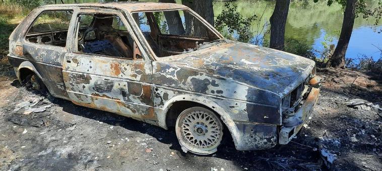 Vehículo calcinado localizado en Doñinos, que fue robado este jueves.