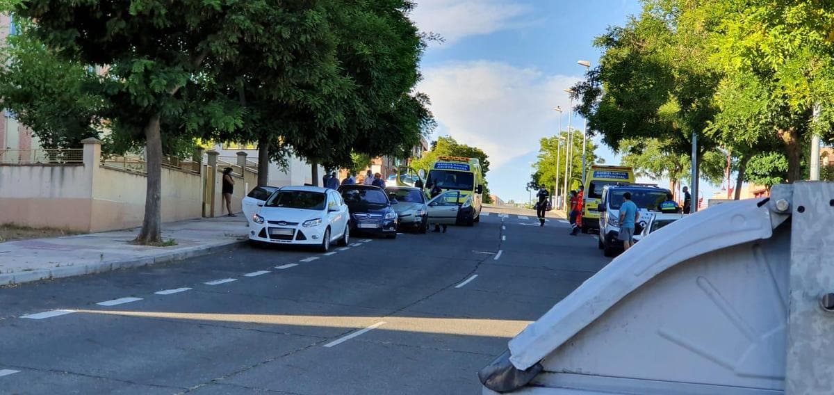 Ambulancias junto al turismo en el que viajaba la joven.