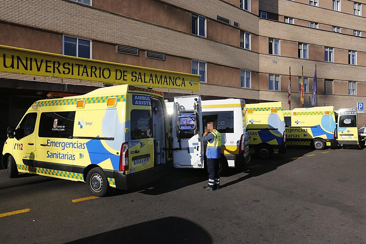 Ambulancias a las puertas de las urgencias del Clínico.
