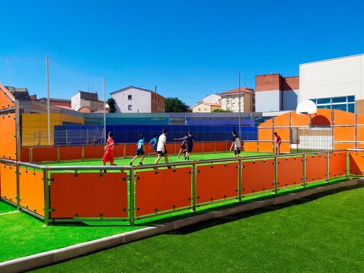 Jóvenes disfrutando de las pistas deportivas de Guijuelo.