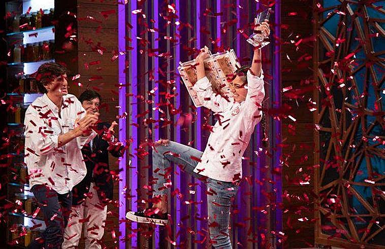 Ana celebra su triunfo en la octava edición de Masterchef.