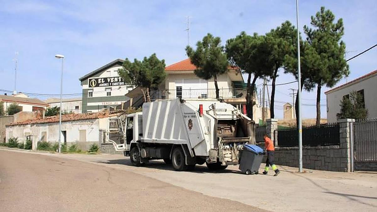 Un operario recogiendo la basura en Alba de Tormes.