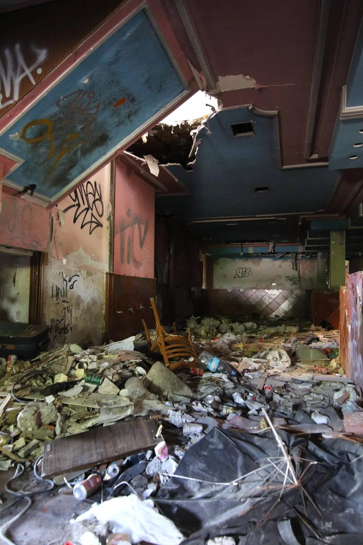 Interior del edificio lleno de escombros.