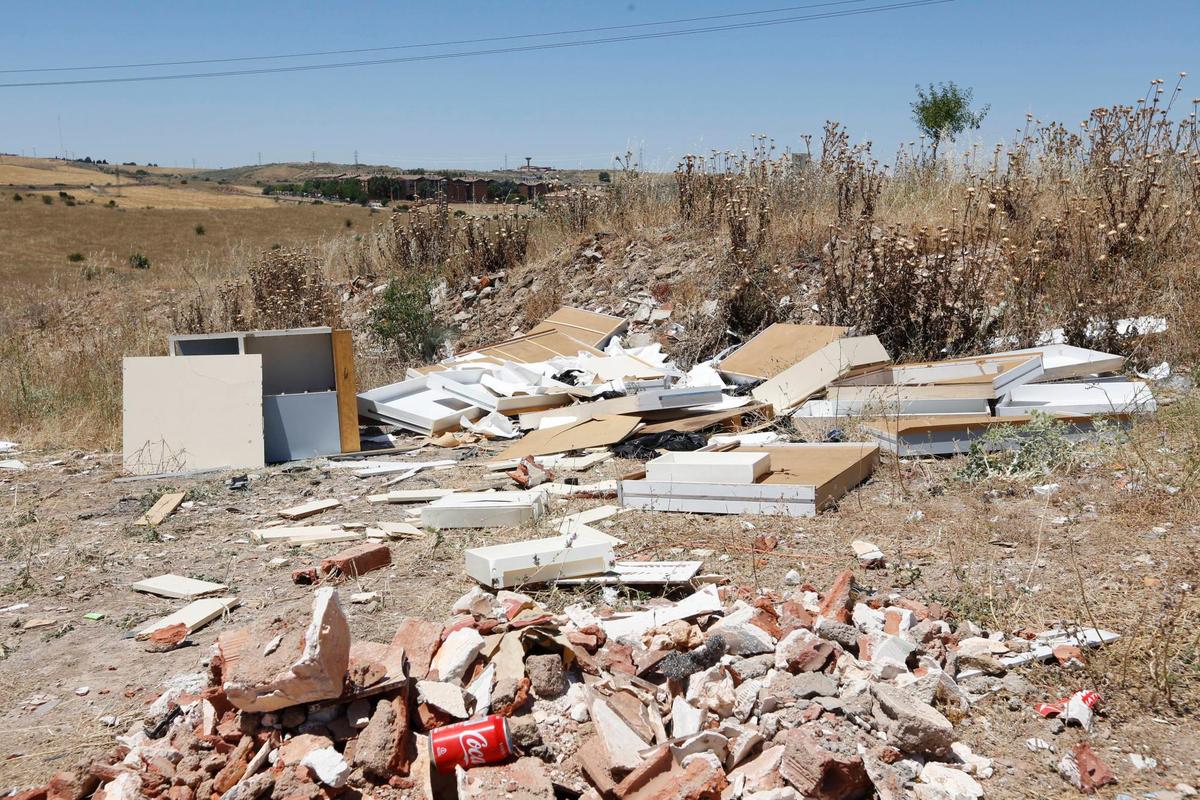 Escombros y muebles desechados junto a la calle Muñovela, en Tejares.