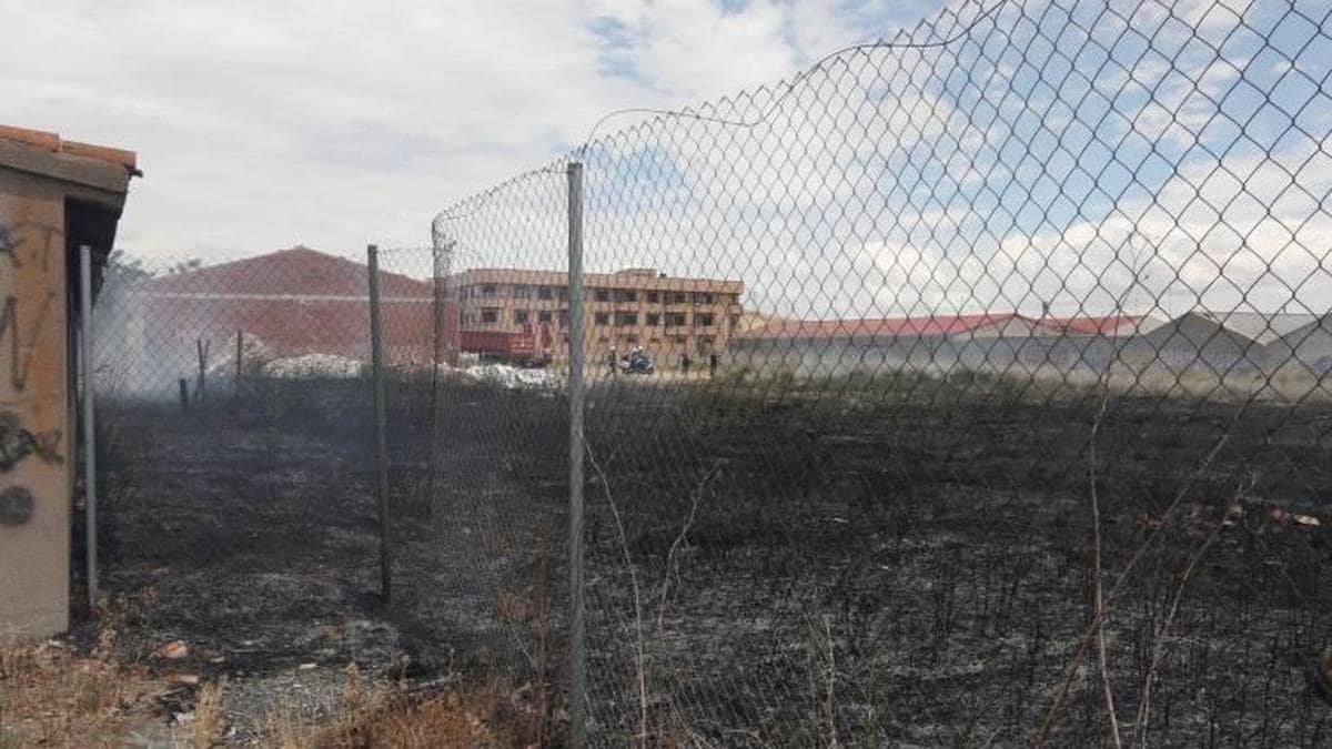 Incendio de un descampado junto a Puente Ladrillo.