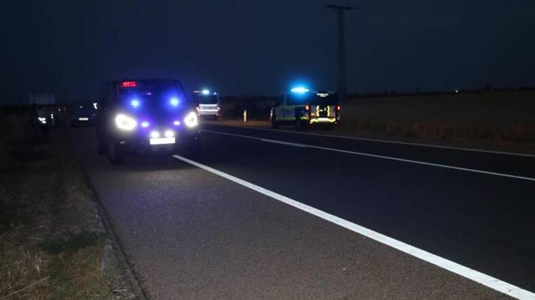 Furgón de atestados y fúnebres en la N-620 tras el triple atropello mortal de Pedrosillo.