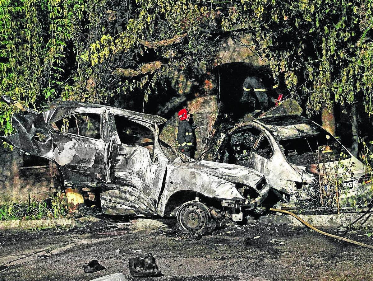 Dos bomberos en el escenario del accidente de Casillas de Flores, en agosto de 2011.