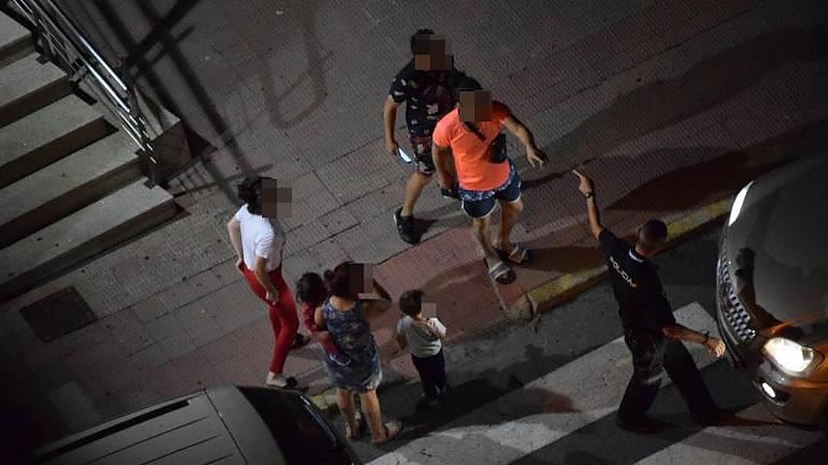 Implicados en el tiroteo en el momento de la intervención policial.