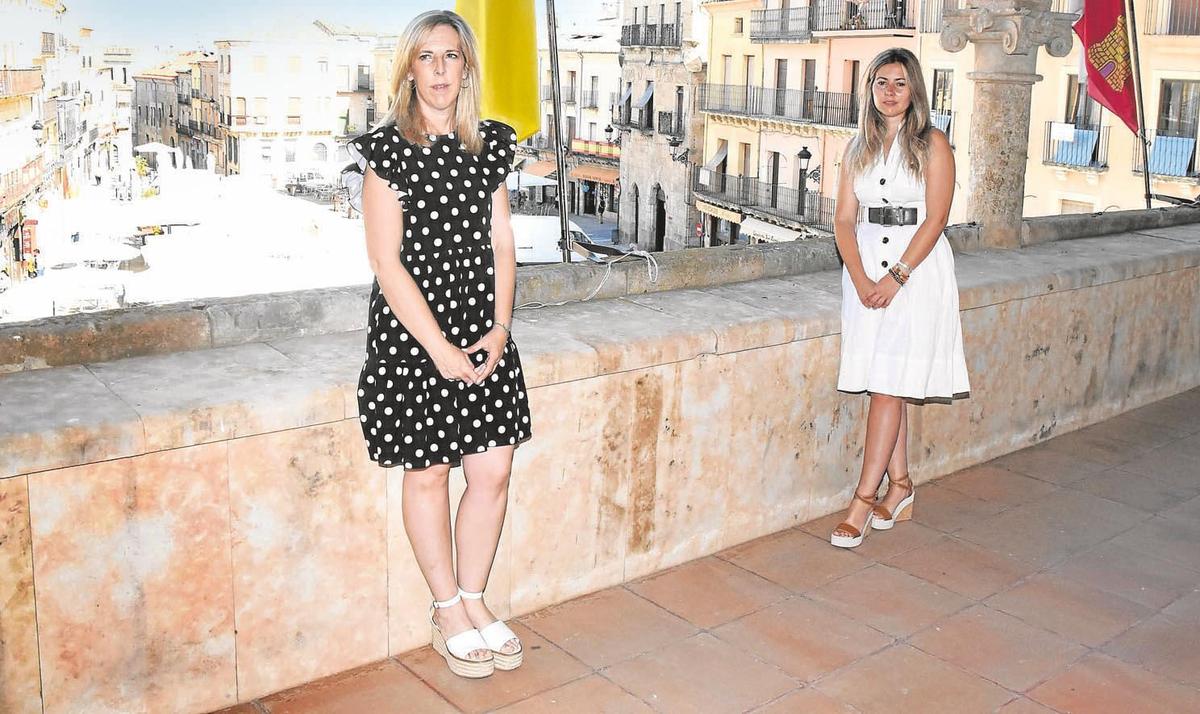 La teniente de alcalde, Beatriz Jorge, con la delegada municipal de Comercio, Laura Vicente