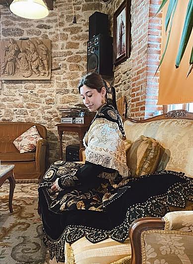 María Gómez se prepara para la prueba de trajes regionales con su vestido de charra.