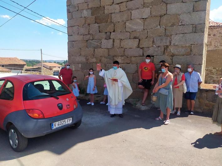 El párroco de la localidad bendijo los coches congregados uno a uno.