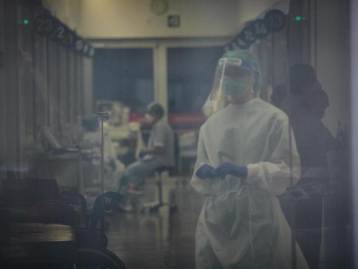 Trabajadores sanitarios en el interior del Complejo Hospitalario de Navarra.